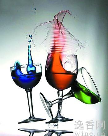 葡萄酒是目前世界上知識最復(fù)雜、風(fēng)格最繁多的酒類,如果說它是一部天書,那么酒杯則可以說是葡萄酒的翻譯員。